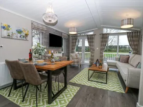 Cottage with garden & hot tub - Image 4