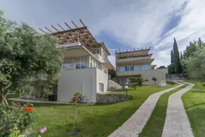 Holiday home with BBQ, garden & terrace | Beach view - Image 5