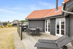 Family-friendly charming holiday home with hot tub & terrace | Pets are welcome - Image 2