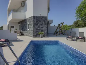 Holiday home with barbecue, private pool & garden - Image 4