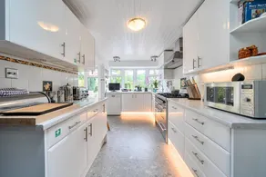 Fully equipped house with heated pool, garden & fast internet - Image 2