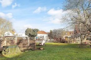 House with barbeque & garden - Image 3