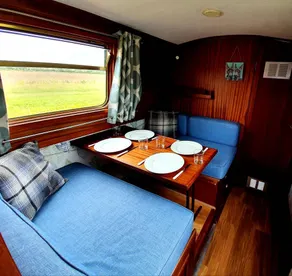 Spacious Narrow Boat Cruiser with Wood Burning Stove and TV, Perfect for a Weekend Floating on the Canals of Tring, England - Image 5