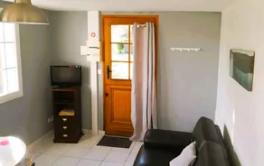 Well-Decorated Rosemont Cottage in Prime Location - Image 3