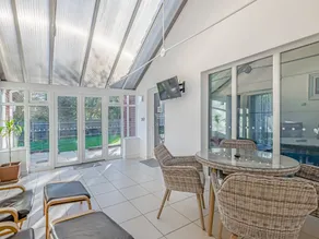 Family-oriented beautiful cottage with garden & private pool - Image 3