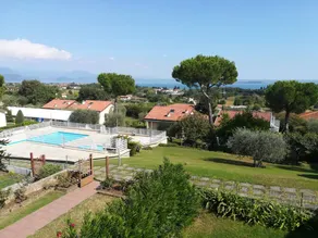 Appartement de vacances convivial et familial avec terrasse et piscine | Vue piscine - Image 4
