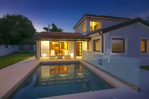 Charming villa with hot tub, private pool & garden - Image 2