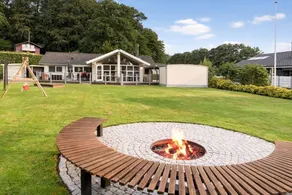 Family-oriented holiday home with terrace, garden & jacuzzi | Beach nearby - Image 2