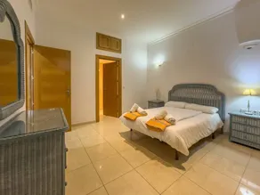 Apartamento vacacional con jardín y piscina | Vistas al mar - Image 5
