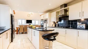 Fully equipped house with garden - Image 3