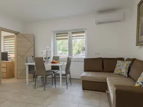 Apartment with terrace - Image 3