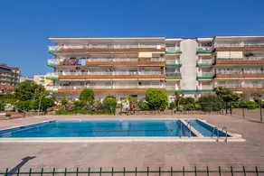 Apartment with pool, terrace & garden - Image 4