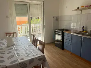 Apartment with terrace - Image 2