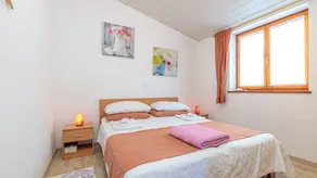 Beautiful holiday apartment with barbecue & garden | Mountain view - Image 4