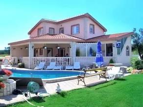 Apartment with garden, pool & terrace - Image 2