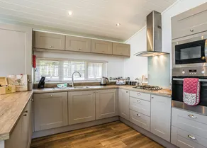 Chalet with hot tub & terrace - Image 4