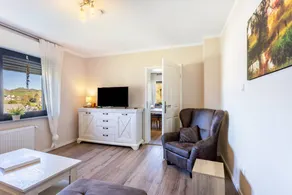 Apartment with garden - Image 2
