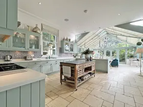 Cottage with barbeque & garden - Image 2