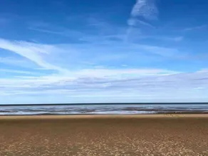 Acogedora casa vacacional totalmente equipada con jardín e internet de alta velocidad | En la playa | Admite perro - Image 3