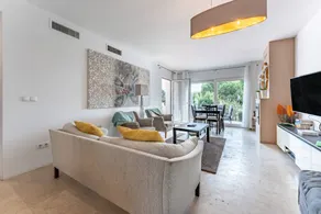 Agréable maison entièrement équipée avec barbecue, jacuzzi et jardin | Vue jardin - Image 3