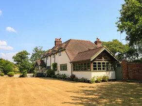 Cottage with pool & garden - Image 2