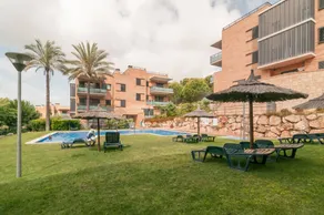 Apartment with pool & terrace - Image 3