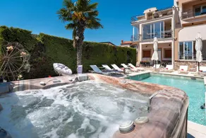 Flat with BBQ, hot tub & pool - Image 2