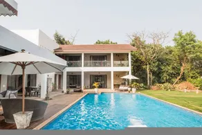 Apartment with garden & pool - Image 4