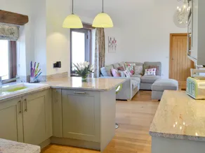 Cottage with garden & barbeque | River view - Image 3