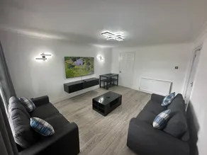 Apartment with garden - Image 3