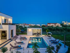 Villa with garden, terrace & private pool - Image 2