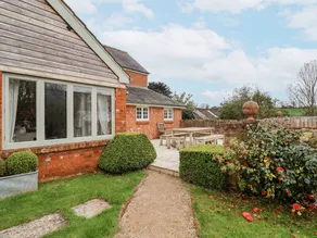 Family-friendly cottage with BBQ, terrace & garden - Image 2