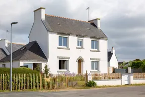 Holiday Home 'L'escale bleue' with Shared Terrace, Private Garden & Wi-Fi - Image 2