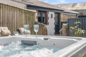 Cottage with jacuzzi & garden - Image 2