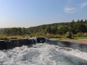Cottage with jacuzzi & garden - Image 3