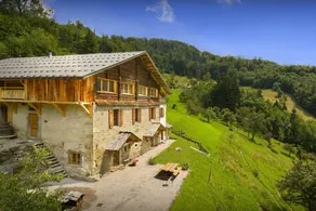 Chalet with garden, sauna & hot tub | Lake view - Image 2