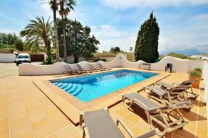 Villa avec terrasse, jardin et piscine privée | Vue ville - Image 2