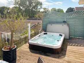 Child-friendly lovely lodge with pool, terrace & garden | River view | Dogs allowed - Image 3