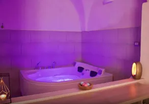 Chambre privée avec jacuzzi et internet haut débit | Vue ville - Image 5