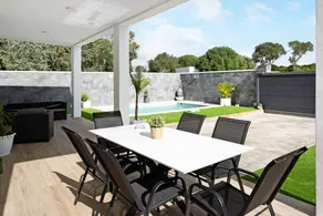 Maison adaptée aux familles avec piscine, terrasse et internet haut débit | Vue jardin - Image 2