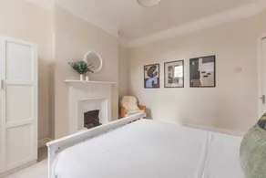Spacious Bright 3 bed Flat, parking-Great Location - Image 3
