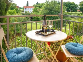 Flat with garden & terrace - Image 3
