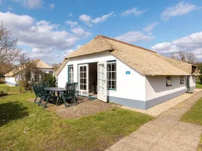 Lovely bungalow with terrace & heated pool - Image 5