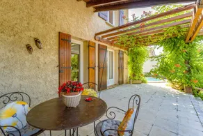 Villa conviviale et familiale avec piscine privée, jardin et terrasse | Vue ville - Image 3