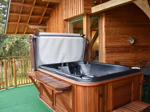 Cottage with hot tub & garden - Image 2