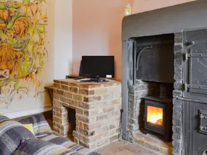 Cottage with garden & hot tub - Image 3
