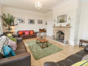 Cottage with garden & hot tub - Image 5