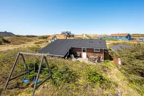 Holiday home with terrace - Image 2