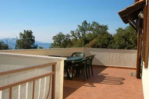Holiday apartment with BBQ, terrace & garden - Image 3