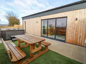Cottage with garden & hot tub - Image 2